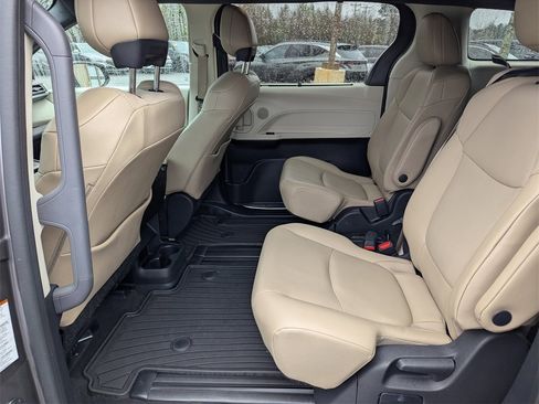 Used 2021 Toyota Sienna XLE image 13