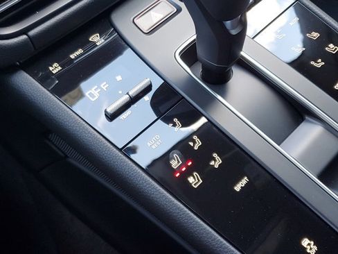 Used 2025 Porsche Macan image 36