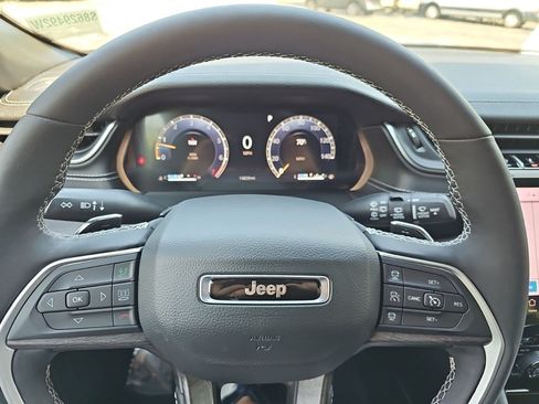 Used 2025 Jeep Grand Cherokee Limited w/ Black Appearance Package AWD/4WD image 23