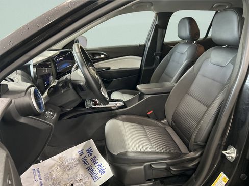 Used 2025 Chevrolet Trax LT w/ LT Convenience Package image 11