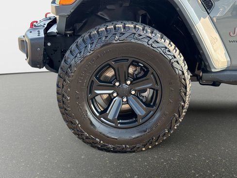 Used 2018 Jeep Wrangler Unlimited Rubicon w/ Dual Top Group AWD/4WD image 12