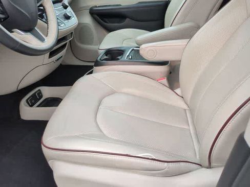 Used 2020 Chrysler Pacifica Limited w/ Advanced Safetytec Group FWD image 16
