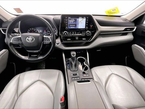 Used 2021 Toyota Highlander XLE AWD/4WD image 15