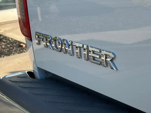 Certified 2019 Nissan Frontier SV image 9