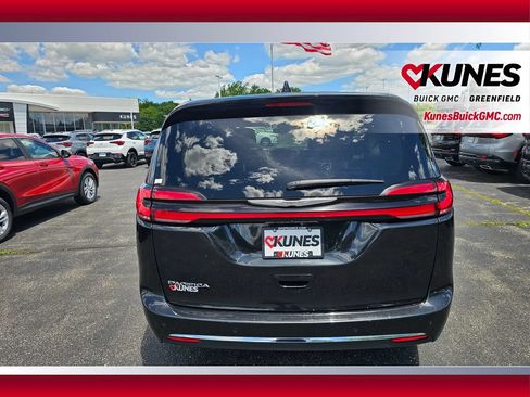 Used 2023 Chrysler Pacifica Touring-L FWD image 6