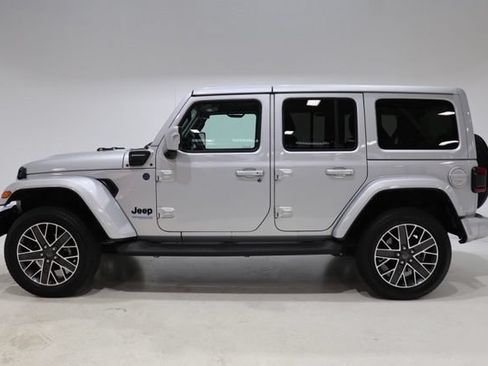 Used 2022 Jeep Wrangler Unlimited Sahara AWD/4WD image 4
