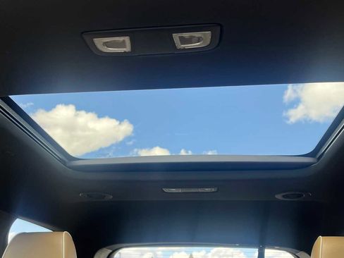 Used 2022 Chevrolet Traverse Premier image 9