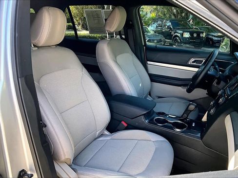 Used 2018 Ford Explorer XLT image 9