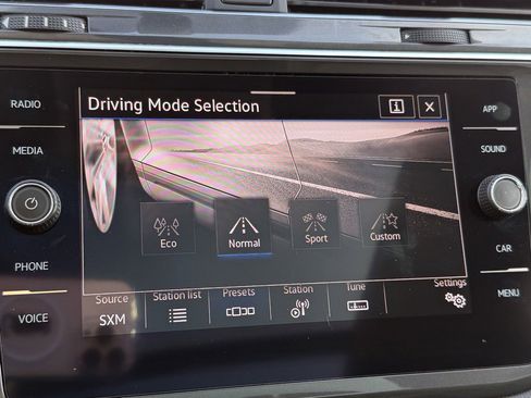 Used 2021 Volkswagen Tiguan SE w/ Panoramic Sunroof Package image 12