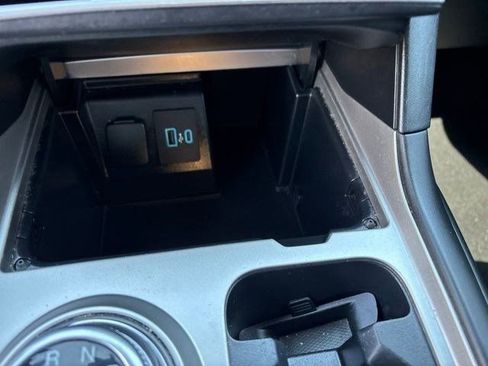 Used 2020 Ford Explorer XLT AWD/4WD image 25