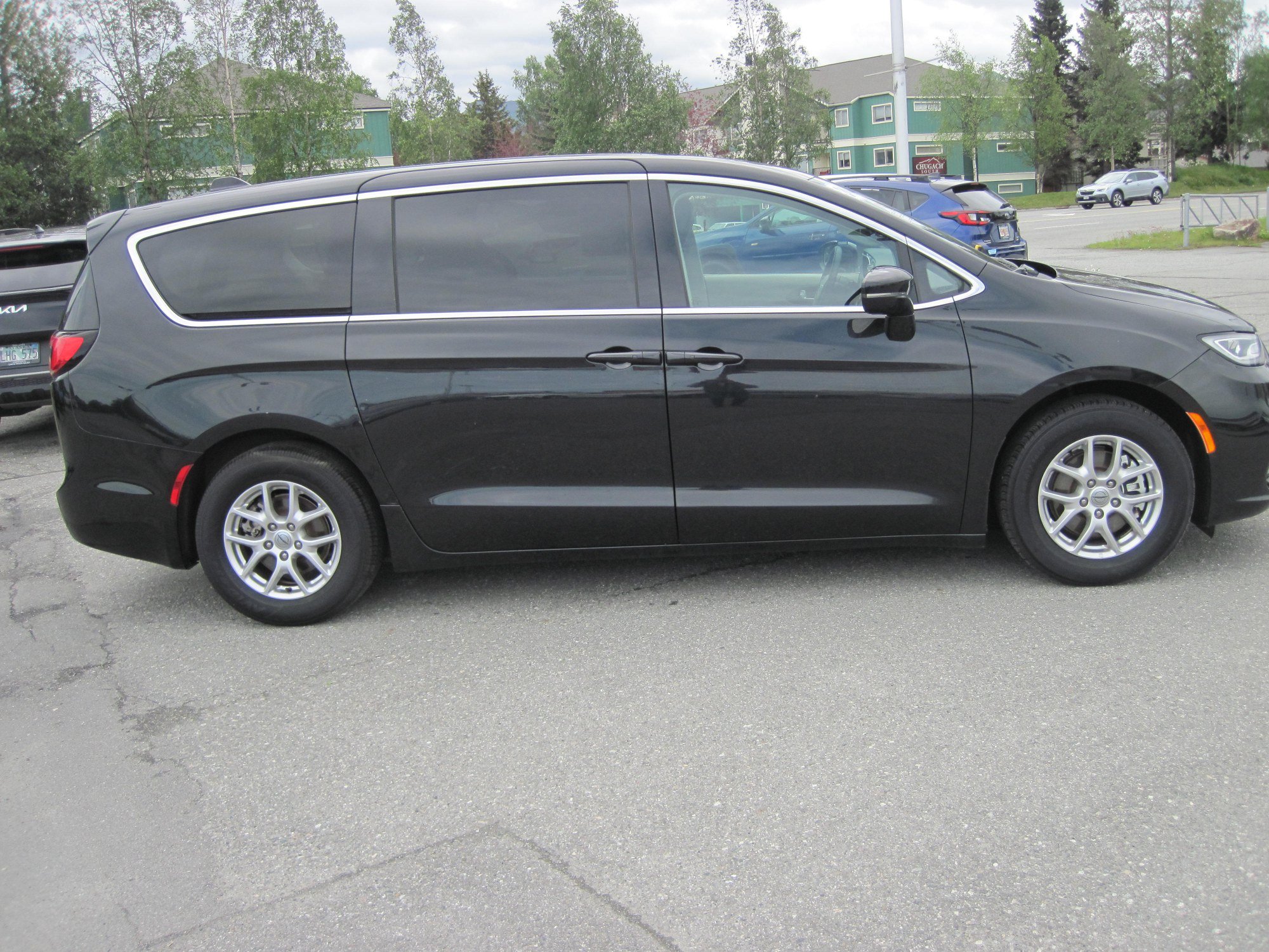 Used 2024 Chrysler Pacifica Touring-L FWD image 4