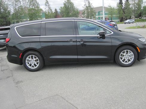 Used 2024 Chrysler Pacifica Touring-L FWD image 4