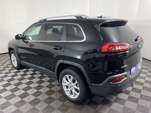 Used 2018 Jeep Cherokee Latitude w/ Safety Group AWD/4WD image 8