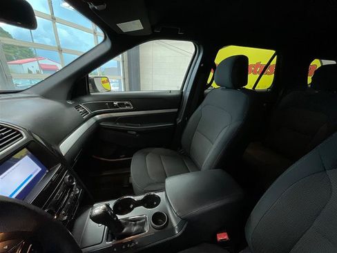 Used 2017 Ford Explorer XLT w/ Equipment Group 201A FWD image 12