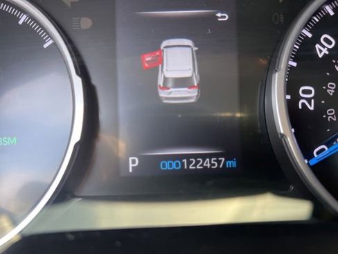 Used 2021 Toyota RAV4 LE AWD/4WD image 12