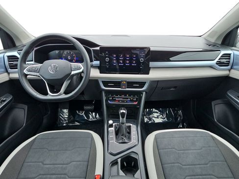 Used 2025 Volkswagen Taos SE FWD image 9