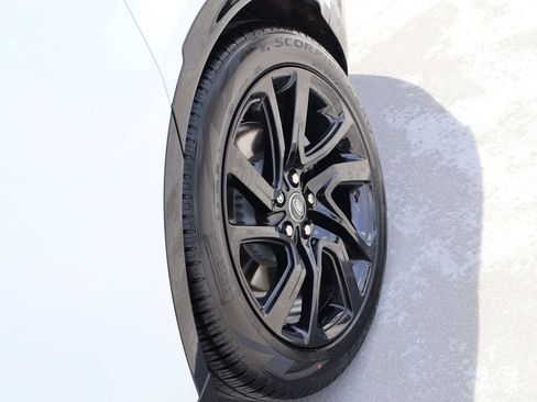 Certified 2025 Land Rover Discovery Dynamic SE AWD/4WD image 39