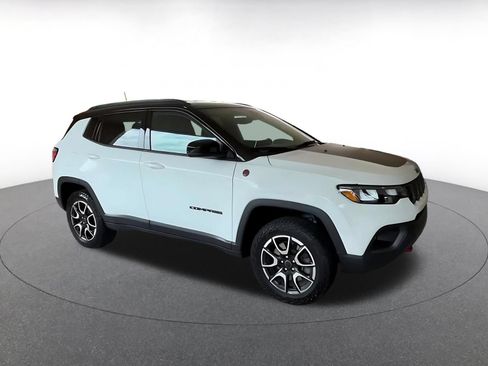 Used 2025 Jeep Compass Trailhawk AWD/4WD image 2