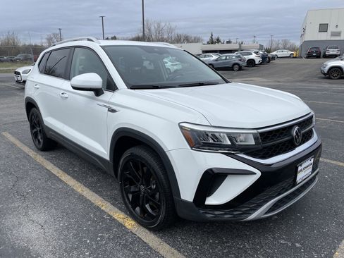 Used 2023 Volkswagen Taos SE w/ Panoramic Sunroof Package image 1