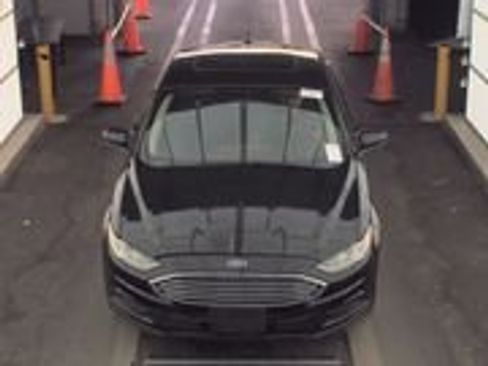 Used 2017 Ford Fusion SE w/ Fusion SE Technology Package FWD image 2