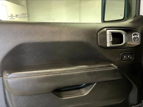 Used 2020 Jeep Wrangler Unlimited Sahara image 20