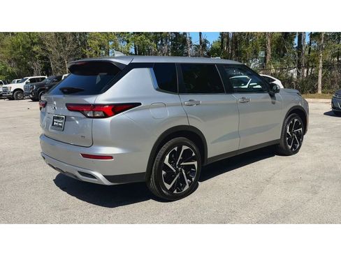 Used 2024 Mitsubishi Outlander SE Black Edition image 8