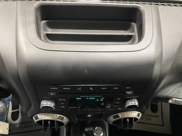 Used 2017 Jeep Wrangler Unlimited Rubicon w/ Connectivity Group AWD/4WD image 19
