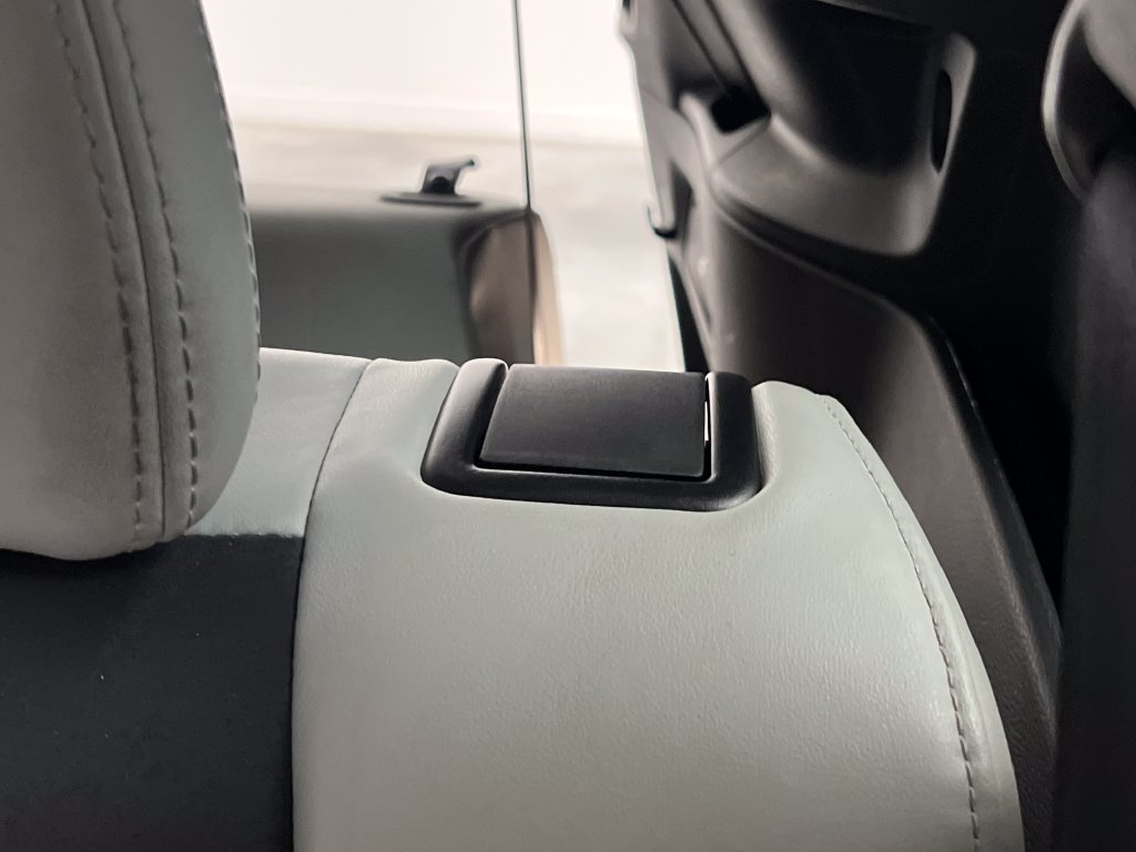 Used 2025 Mitsubishi Outlander SE AWD/4WD image 18