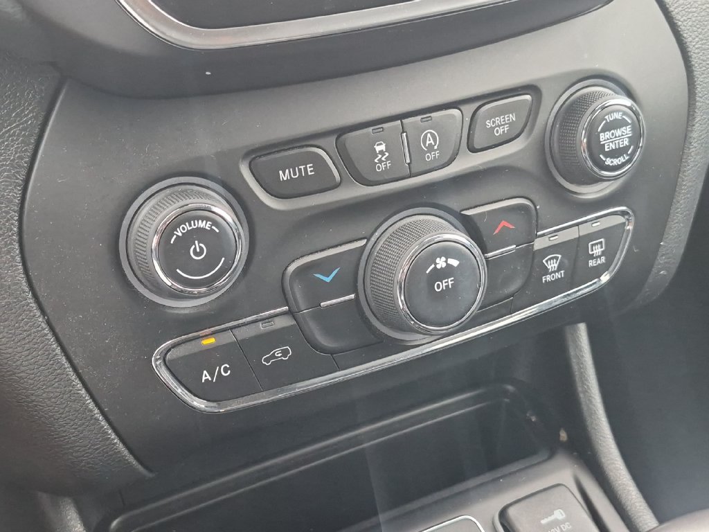 Used 2021 Jeep Cherokee Latitude Lux FWD image 20