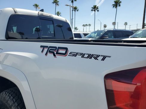 Used 2018 Toyota Tacoma TRD Sport w/ Technology Package image 9