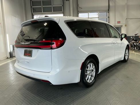 Used 2024 Chrysler Pacifica Touring-L image 24
