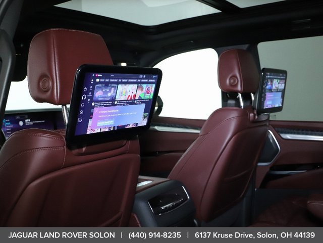Used 2025 Cadillac Escalade Premium Luxury AWD/4WD image 19