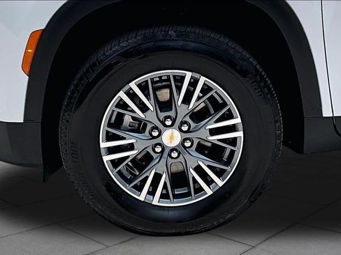 Used 2025 Chevrolet Traverse LT w/ Driver Confidence Package FWD image 11