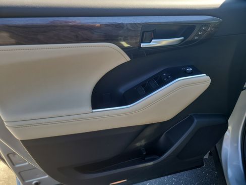 Certified 2025 Toyota Highlander Limited image 19