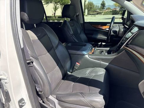 Used 2019 Cadillac Escalade ESV Luxury AWD/4WD image 23