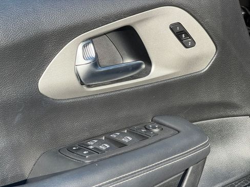 Used 2023 Chrysler Pacifica Limited w/ Uconnect Theater Family Group FWD image 21