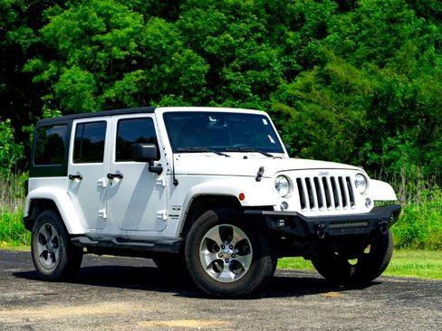 Used 2016 Jeep Wrangler Unlimited Sahara w/ Connectivity Group AWD/4WD image 2