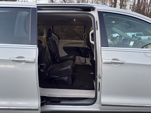 Used 2017 Chrysler Pacifica Touring-L Plus image 25