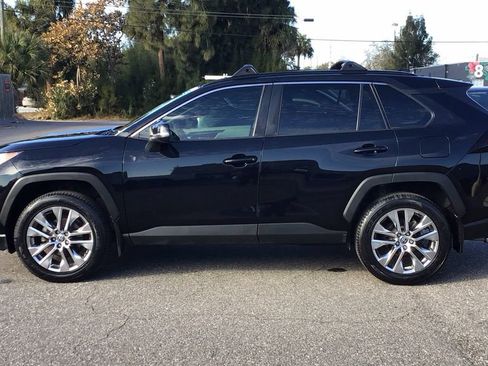 Used 2022 Toyota RAV4 XLE Premium image 8