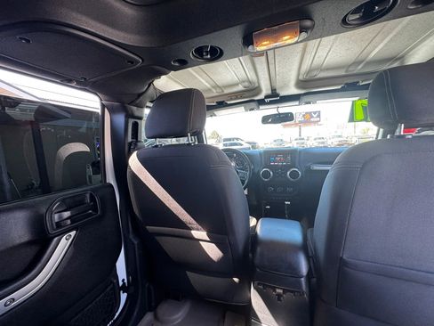 Used 2017 Jeep Wrangler Unlimited Rubicon w/ Connectivity Group AWD/4WD image 16