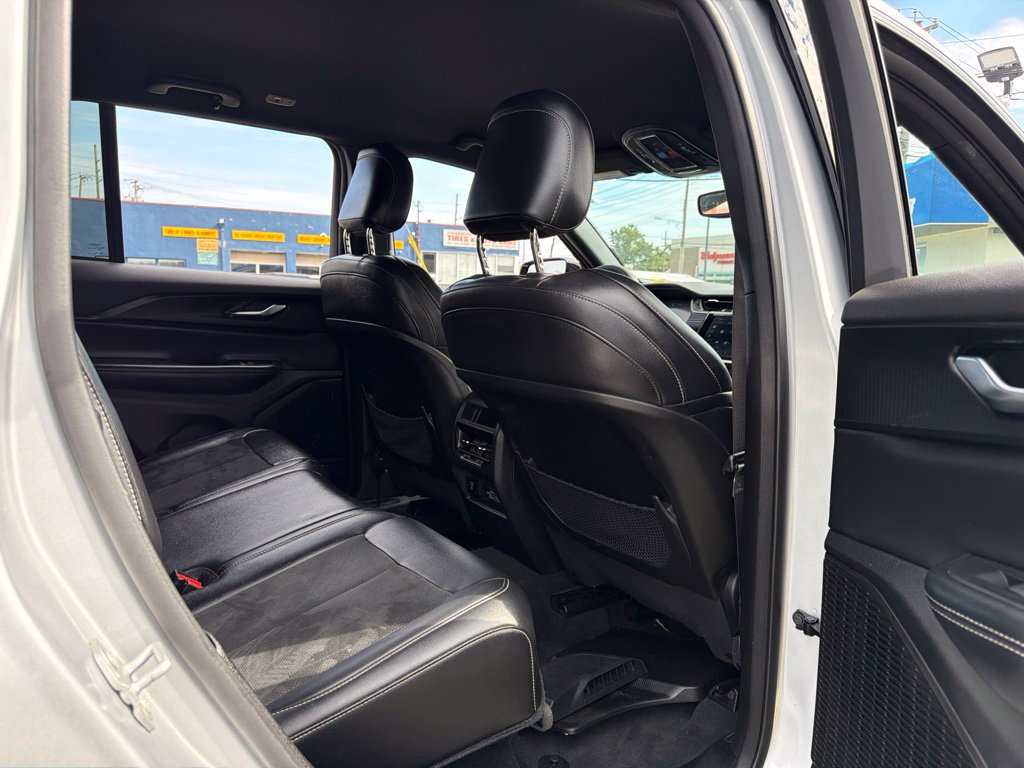 Used 2024 Jeep Grand Cherokee Altitude RWD image 14