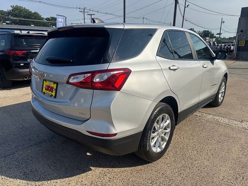Used 2021 Chevrolet Equinox LS w/ LS Convenience Package AWD/4WD image 2