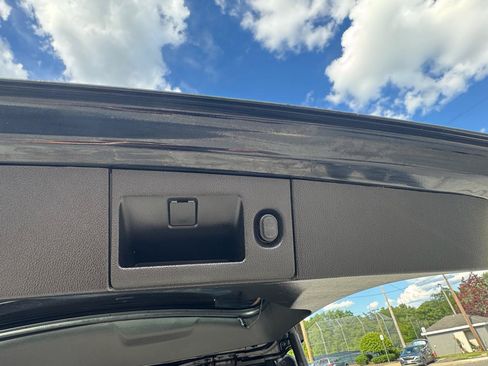 Used 2018 Chevrolet Suburban LT AWD/4WD image 13
