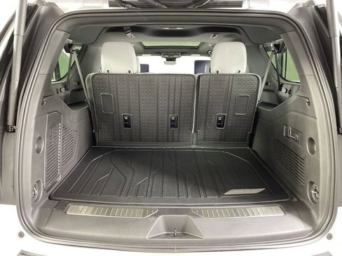 New 2025 Chevrolet Suburban Premier image 27