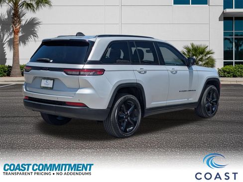 Used 2023 Jeep Grand Cherokee Altitude RWD image 7