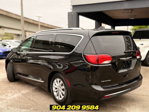 Used 2019 Chrysler Pacifica Touring-L FWD image 7