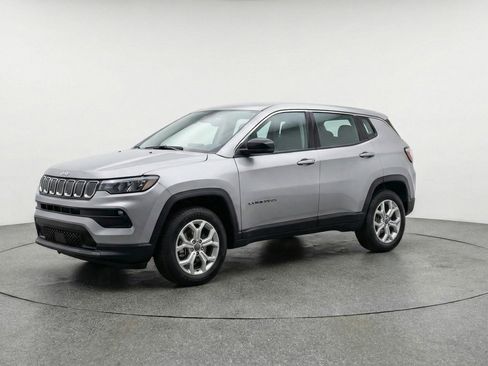 Used 2025 Jeep Compass Latitude image 3