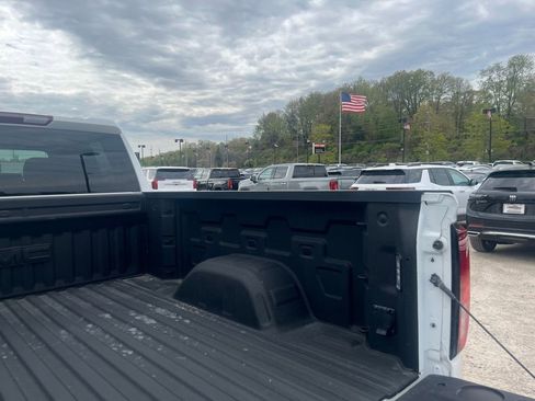Used 2023 GMC Sierra 1500 SLE AWD/4WD image 11