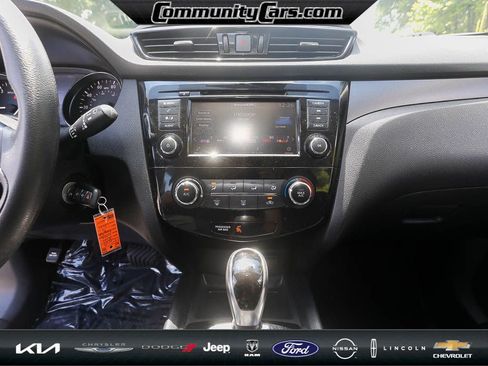 Used 2021 Nissan Rogue Sport S image 17