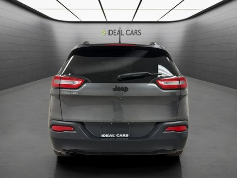 Used 2018 Jeep Cherokee Latitude w/ Altitude Package FWD image 6